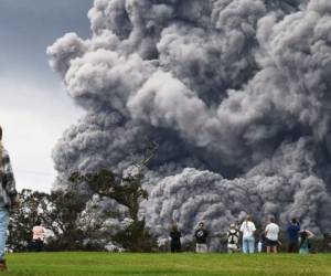 Alrededor de 2,000 personas han sido evacuadas de áreas residenciales que se encuentran en el camino de las coladas de lava. Foto: AFP