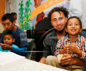 Roger Ardino, un padre hondureño, estaba feliz de estar de nuevo con su hijo de 4 años. Foto: AP