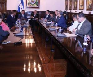 Los representantes de los partidos minoritarios están luchando por no quedar fuera de las mesas. Foto: Twitter