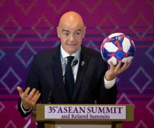 El presidente de la FIFA, Gianni Infantino, sostiene un balón de fútbol durante un discurso para firmar un memorando de entendimiento entre la ASEAN y la FIFA en Nonthaburi, Tailandia, el sábado 2 de noviembre de 2019.