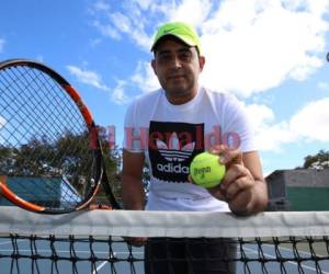 Yanuario Paz es uno de los narradores deportivos más exitosos del país y encontró en el tenis una pasión que no lo tiene ninguna otra disciplina deportiva. Hincha número uno de Federer. Fotos Johny Magallanes / EL HERALDO