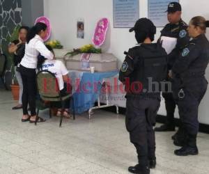 La madre de las pequeñas obtuvo un permiso especial para poder acompañarlas en su último encuentro. (Foto: Estalin Irías/ El Heraldo)