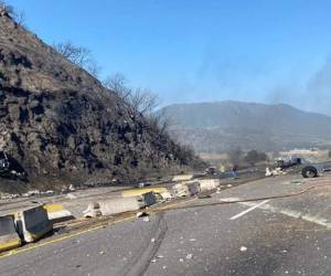 En la escena quedaron los vehículos destruidos y varios cuerpos carbonizados. Foto: Twitter@GN_Carreteras