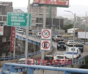 La solución vial de El Prado-Humuya se encuentra saturada de vehículos, autoridades harán una ampliación del puente elevado. Foto: Efraín Salgado/El Heraldo