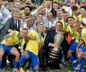 El vicepresidente Hamilton Mourao defendió el lunes que organizar la Copa América en Brasil presenta 'menos riesgos' que en Argentina. Foto:AFP