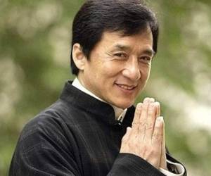 Chan Kong-Sang, ​ conocido por su nombre artístico Jackie Chan, es un artista marcial, comediante, cantante, actor, acróbata, doble de acción, coordinador de dobles de acción, director, guionista, productor y actor de voz chino, nacido en Hong Kong.