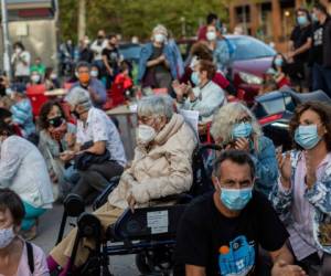 Protesta de personas en el vecindario Vallecas debido a las restricciones por el coronavirus impuestas por las autoridades de salud solo en algunas partes de Madrid, España, el jueves 24 de septiembre de 2020.