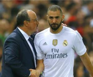 Rafael Benítez junto al Gato Benzema en un partido de Real Madrid.