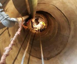 Un miembro del cuerpo de Bomberos ingresó al pozo para recuperar el cadáver del joven de 15 años.