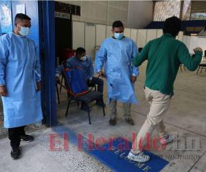 En la entrada de los centros de triaje de la capital realizan una fumigación a los pacientes con el fin de desinfectar la ropa, dicha acción es considerada como un mito por los expertos, ya que aseguran que la transmisión del virus es a través de gotas pequeñas que salen al hablar.
