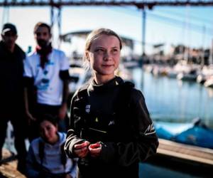 La activista climática sueca Greta Thunberg mientras se encuentra a bordo del catamarán La Vagabonde cuando llega a los muelles de Santo Amaro en Lisboa, el 3 de diciembre de 2019.
