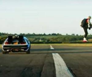 Imagen donde Sam Rogers vuela junto al auto deportivo DeLorean.