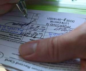 Clifford también conspiró con Nadayza Barkley, de 27 años, para introducir de manera fraudulenta los nombres de al menos 10 personas en la base de datos de vacunados de Nueva York. Foto: AFP