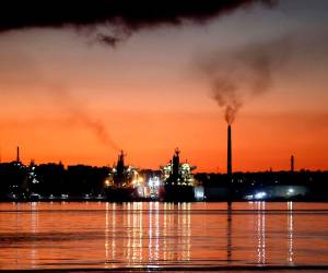 La crisis energética cubana se explica por la conjunción de un factor estructural, -un sistema energético profundamente obsoleto— y un elemento coyuntural: el bloqueo petrolero de EE.UU.