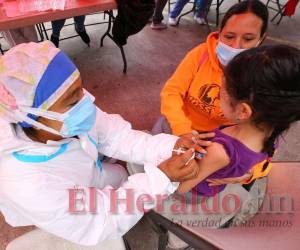 Es necesario que los padres de familia lleven a sus hijos a los puntos de vacunación habilitados para que les apliquen la primera dosis pediátrica anticovid-19. Deben llevar la partida de nacimiento.