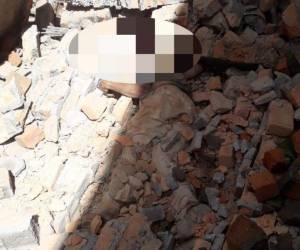 El cuerpo del hombre quedó tirado en el suelo. Los escombos del muro quedaron sobre parte de su cuerpo. Foto: EL HERALDO.