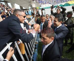 El mandatario Juan Orlando Hernández recorrió gran parte del estadio Nacional Tiburcio Carías Andino antes de recibir la banda presidencial 2018-2022. Durante su caminata recibió efusivos saludos y ovación de los presentes. Foto Emilio Flores/EL HERALDO