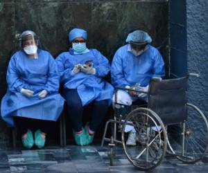 Los trabajadores de la salud usan mascarillas y protectores faciales contra la propagación del nuevo coronavirus en el Instituto Hondureño de Seguridad en Tegucigalpa. Foto: Agencia AFP.