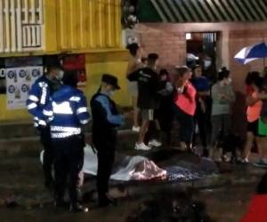 El cuerpo sin vida de Edinson Rafael Salinas quedó en la acera de la calle principal de La Travesía.