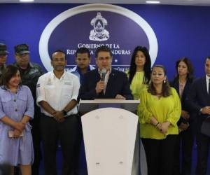 El presidente Juan Orlando Hernández compareció ante la prensa junto al Gabinete Económico. Foto: Cortesía.