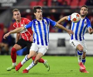 Aritz Elustondo (C) de la Real Sociedad y Joseba Zaldua (R) de la Real Sociedad lucha por el balón con Mario Gotze (L) del PSV Eindhoven durante el partido de fútbol del Grupo B de la UEFA Europa League entre el PSV Eindhoven y la Real Sociedad en el estadio Phillips de Eindhoven.