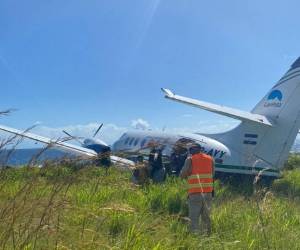 Informes preliminares indican que el tren de aterrizaje derecho sufrió desperfectos provocando que la aeronave virara estrepitosamente hasta salirse de la pista.