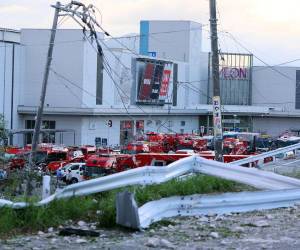 Rescatistas trabajan entre los escombros tras el terremoto de magnitud 7.1.