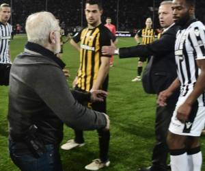 El presidente del Paok Ivan Savvidis lleva al campo de juego con un revólver en la cintura, después de que el árbitro rechazara un gol en el último minuto. Foto AFP