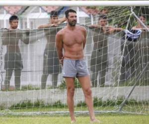 Buffon fue captado por sus paisanos jugando un partidito con niños siempre como portero.