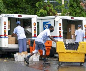 Empleados del Servicio Postal de EEUU en una instalaciÃ³n de servicio en Virginia, el 31 de julio de 2020. (AP Foto/J. Scott Applewhite, File)