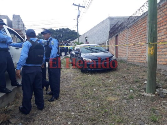 Miembros de la Policía Nacional llegaron al lugar donde fue encontrado el vehículo.