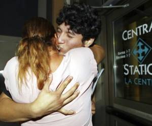Francisco Erwin Galicia besa a su madre Sanjuana Galicia en la Estación Central en McAllen, Texas. Foto: AP.
