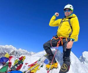 Luego de haber iniciado su travesía hace varias semanas, Ronald Quintero cumplió su objetivo de llevar la Bandera de Honduras a lo más alto del mundo.