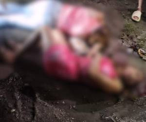 Los cuerpos de las fallecidas quedaron tendidos en medio de la calle.