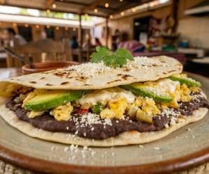 Las baleadas son consideradas uno de los platos típicos más auténticos y populares del país. En el Día Nacional de la Baleada, celebramos su sabor y tradición.