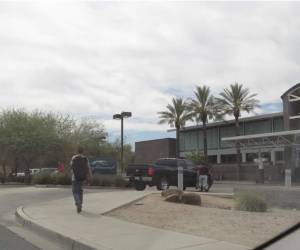 En terminales de transporte como esta de Phoenix, son liberados los inmigrantes hondureños. (Foto: Alex Pérez/Enviado especial)