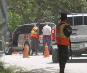 Los detenidos recibieron comida por parte de sus amigos y familiares, pero antes fueron revisadas por los efectivos. Foto: Alex Pérez/EL HERALDO