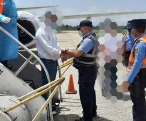 Las autoridades aprehendieron al imputado al momento que bajaba del avión de migrantes retornados.