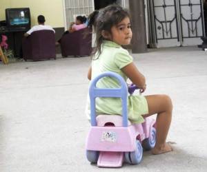 Perla Calidonio, de tres años, procedente de Copán, en el occidente de Honduras, juega en el albergue Nuestra Señora de Guadalupe en Reynosa, México. (Foto: AP)