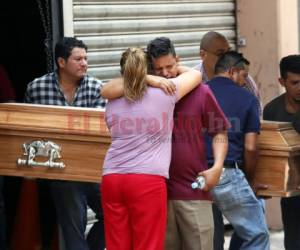 Los familiares retiran de la morgue del Ministerio Público el cadáver de Kenner Moisés Zúniga García.