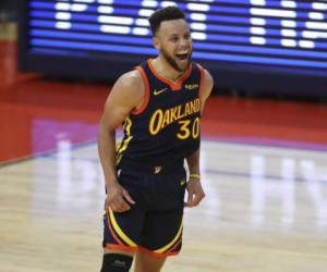 Curry llegó a la treintena de puntos por sexta ocasión consecutiva, la racha más larga de este tipo que haya montado en su carrera.