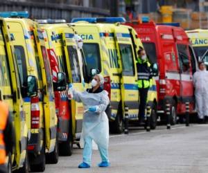 Más de una docena de ambulancias se forman para entregar pacientes de covid-19 a los médicos del Hospital de Santa María, en Lisboa, Portugal, el viernes 22 de enero de 2021. Foto: AP