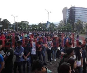 Las personas que aprueben el examen, que logren mas de 700 puntos, serán admitidos y entrarán a estudiar el primer período académico de 2019. Foto: Jimmy Argueta/EL HERALDO