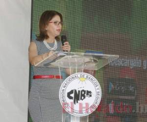 La presidenta de la CNBS, Ethel Deras, inauguró el evento en el Polideportivo de la UNAH.