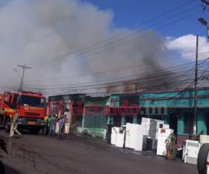 El incendio inició en un taller de venta de puertas. Foto: Agustín Lagos/ EL HERALDO