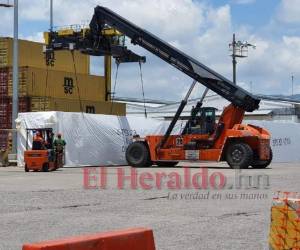 El desembarco del buque con las instalaciones médica es transmitido en vivo por la Empresa Nacional Portuaria y la Operadora Portuaria Centroamericana (OPC)