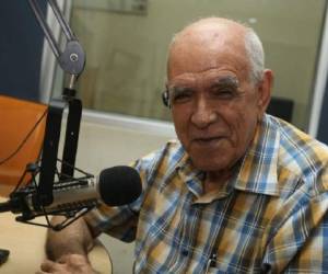 El periodista Jonathan Roussel, premio Álvaro Contreras en 2014, falleció este jueves a los 80 años de edad.