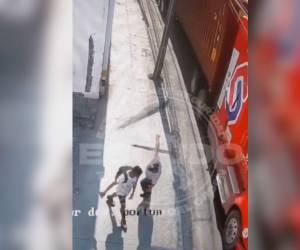 Las imágenes son muy fuertes, en el video se observa cómo el adulto mayor se tambalea y cae debajo de las llantas del pesado vehículo.