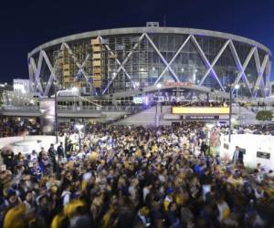 El aficionados de los Warriors de Golden State celebran a las afueras del Oracle Arena, en Oakland, California. Foto: Agencia AP.