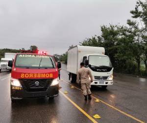 El camión fue reportado varado, con las luces encendidas en medio de la carretera y en contravía, lo que llamó la atención de los demás conductores.